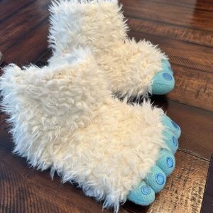 Yeti Bumble Abominable Snowman Feet slippers. Rare. Size 7/8 FAUX FUR/FABRIC